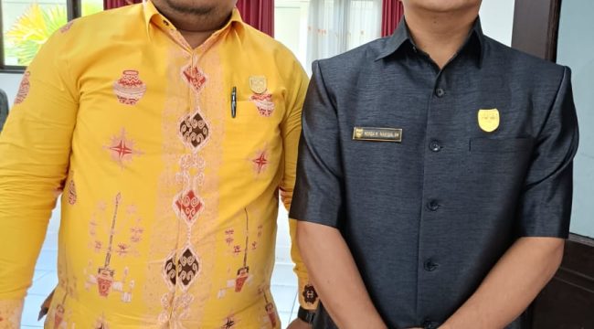 BERSAMA : Anggota DPRD Kabupaten Gumas Herda (kanan) ketika berfoto bersama dengan koleganya Tuah, di kantor DPRD setempat, Jumat, 22 Agustus 2025.