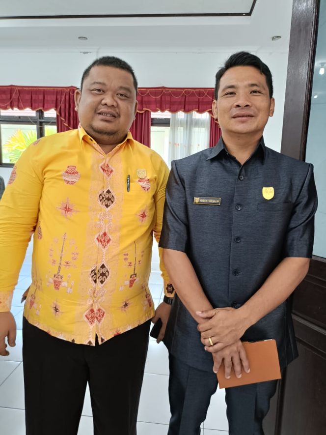 
					BERSAMA : Anggota DPRD Kabupaten Gumas Herda (kanan) ketika berfoto bersama dengan koleganya Tuah, di kantor DPRD setempat, Jumat, 22 Agustus 2025.