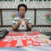 TUNJUKKAN : Tersangka P menunjukkan barang bukti sabu, di kantor Satres Narkoba Polres Gumas, Selasa (12/8).