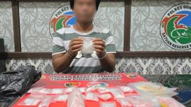 TUNJUKKAN : Tersangka P menunjukkan barang bukti sabu, di kantor Satres Narkoba Polres Gumas, Selasa (12/8).