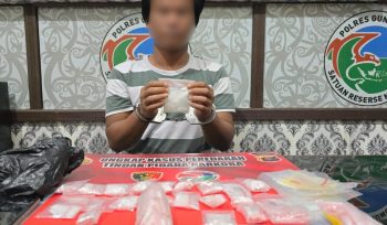 TUNJUKKAN : Tersangka P menunjukkan barang bukti sabu, di kantor Satres Narkoba Polres Gumas, Selasa (12/8).