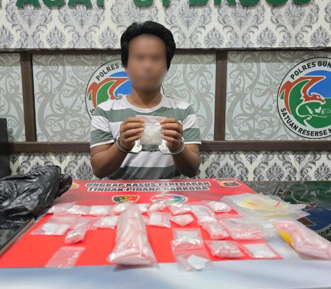
					TUNJUKKAN : Tersangka P menunjukkan barang bukti sabu, di kantor Satres Narkoba Polres Gumas, Selasa (12/8).