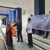 SERAHKAN : Ketua Tim Tata Usaha Kantor UPBU Kelas III Kuala Kurun Restrianto bersama Lurah Tampang Tumbang Anjir Agus Seffeni, ketika menyerahkan bantuan sosial kepada masyarakat kurang mampu, Rabu, 17 September 2025