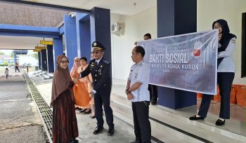 SERAHKAN : Ketua Tim Tata Usaha Kantor UPBU Kelas III Kuala Kurun Restrianto bersama Lurah Tampang Tumbang Anjir Agus Seffeni, ketika menyerahkan bantuan sosial kepada masyarakat kurang mampu, Rabu, 17 September 2025