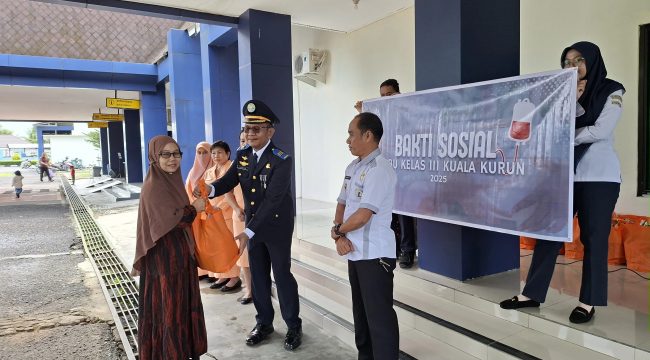 SERAHKAN : Ketua Tim Tata Usaha Kantor UPBU Kelas III Kuala Kurun Restrianto bersama Lurah Tampang Tumbang Anjir Agus Seffeni, ketika menyerahkan bantuan sosial kepada masyarakat kurang mampu, Rabu, 17 September 2025