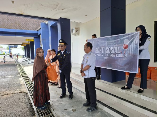 
					SERAHKAN : Ketua Tim Tata Usaha Kantor UPBU Kelas III Kuala Kurun Restrianto bersama Lurah Tampang Tumbang Anjir Agus Seffeni, ketika menyerahkan bantuan sosial kepada masyarakat kurang mampu, Rabu, 17 September 2025