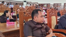PARIPURNA DPRD : Anggota DPRD Kabupaten Gumas Evandi (ujung kiri) ketika menghadiri rapat paripurna DPRD setempat, belum lama ini.