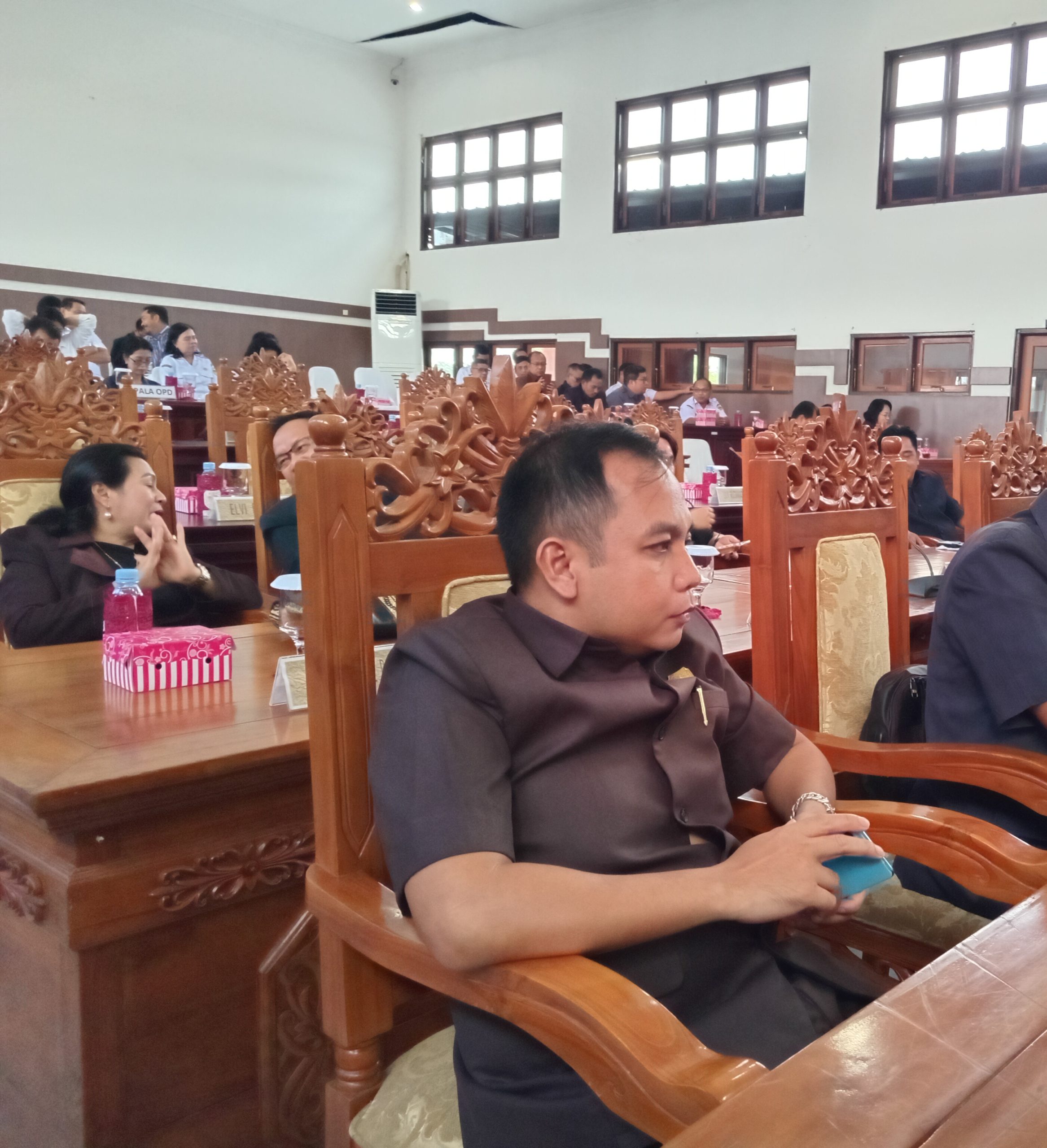 PARIPURNA DPRD : Anggota DPRD Kabupaten Gumas Evandi (ujung kiri) ketika menghadiri rapat paripurna DPRD setempat, belum lama ini.