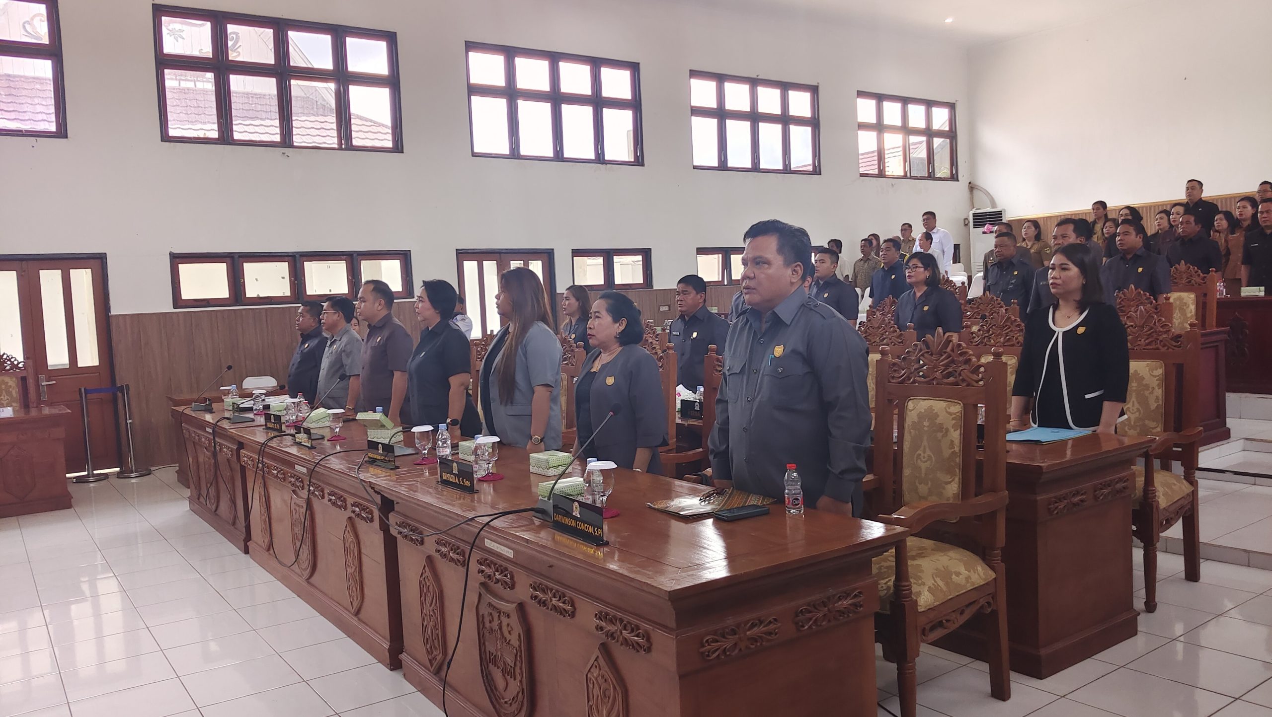 PARIPURNA : Anggota DPRD Kabupaten Gumas Darwinson Concon (ujung kanan) ketika menghadiri rapat paripurna DPRD setempat, belum lama ini.