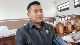 WAWANCARA : Anggota DPRD Kabupaten Gumas Indra H Kiaji ketika diwawancarai awak media, usai pelaksanaan rapat paripurna, pekan lalu.