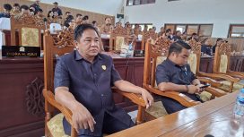PARIPURNA : Juru Bicara Banggar DPRD Kabupaten Gumas Charles Frengki (ujung kiri) saat menghadiri rapat paripurna DPRD setempat, pekan lalu.