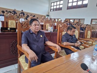 PARIPURNA : Juru Bicara Banggar DPRD Kabupaten Gumas Charles Frengki (ujung kiri) saat menghadiri rapat paripurna DPRD setempat, pekan lalu.