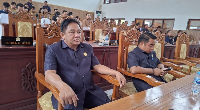 PARIPURNA : Juru Bicara Banggar DPRD Kabupaten Gumas Charles Frengki (ujung kiri) saat menghadiri rapat paripurna DPRD setempat, pekan lalu.