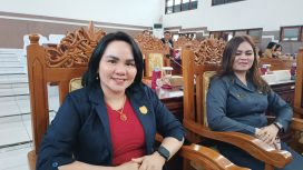 PARIPURNA : Anggota DPRD Kabupaten Gumas Cici Susilawati (kiri) bersama koleganya Dewi Sari, saat menghadiri rapat paripurna DPRD setempat, pekan lalu.