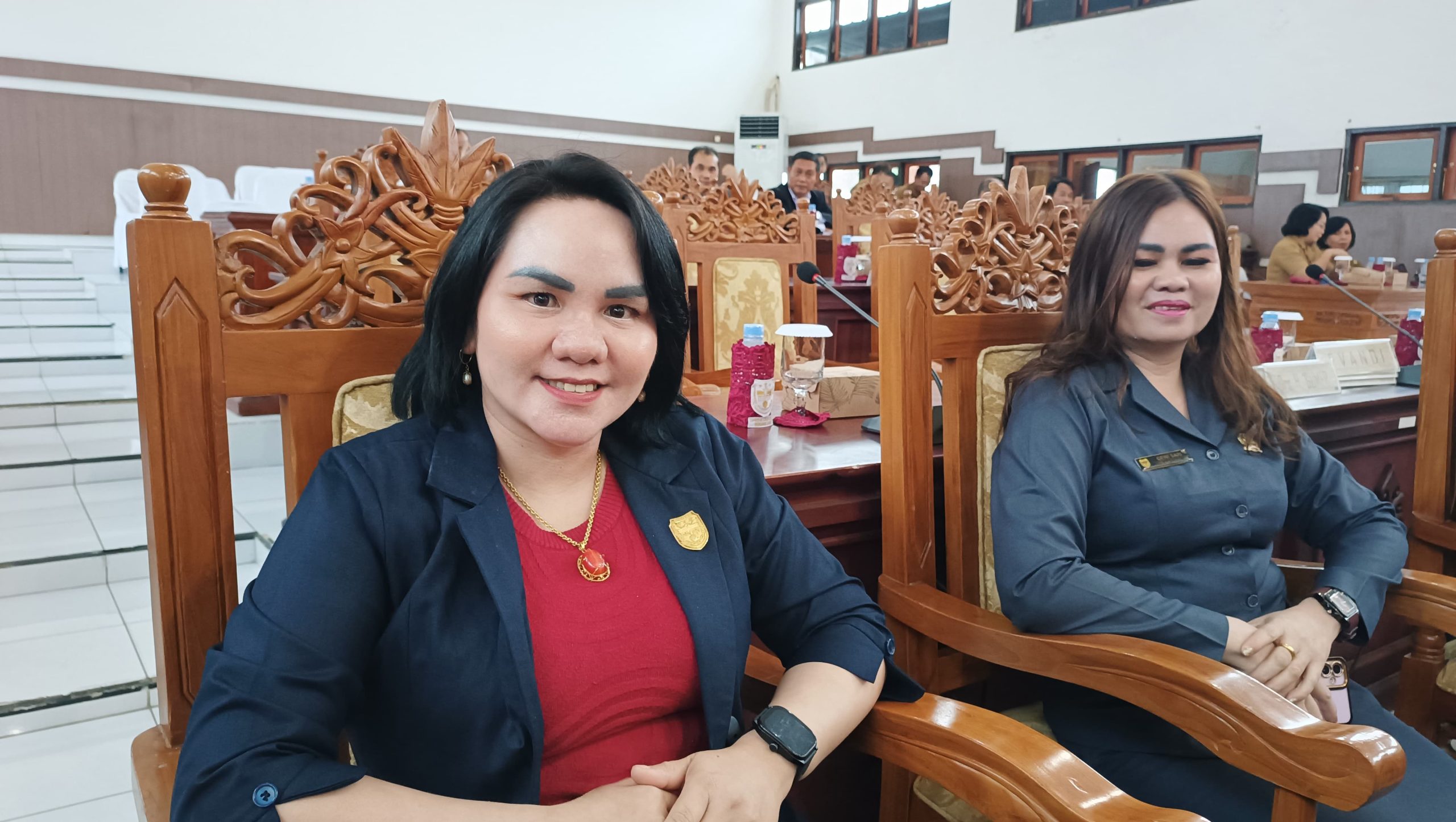PARIPURNA : Anggota DPRD Kabupaten Gumas Cici Susilawati (kiri) bersama koleganya Dewi Sari, saat menghadiri rapat paripurna DPRD setempat, pekan lalu.