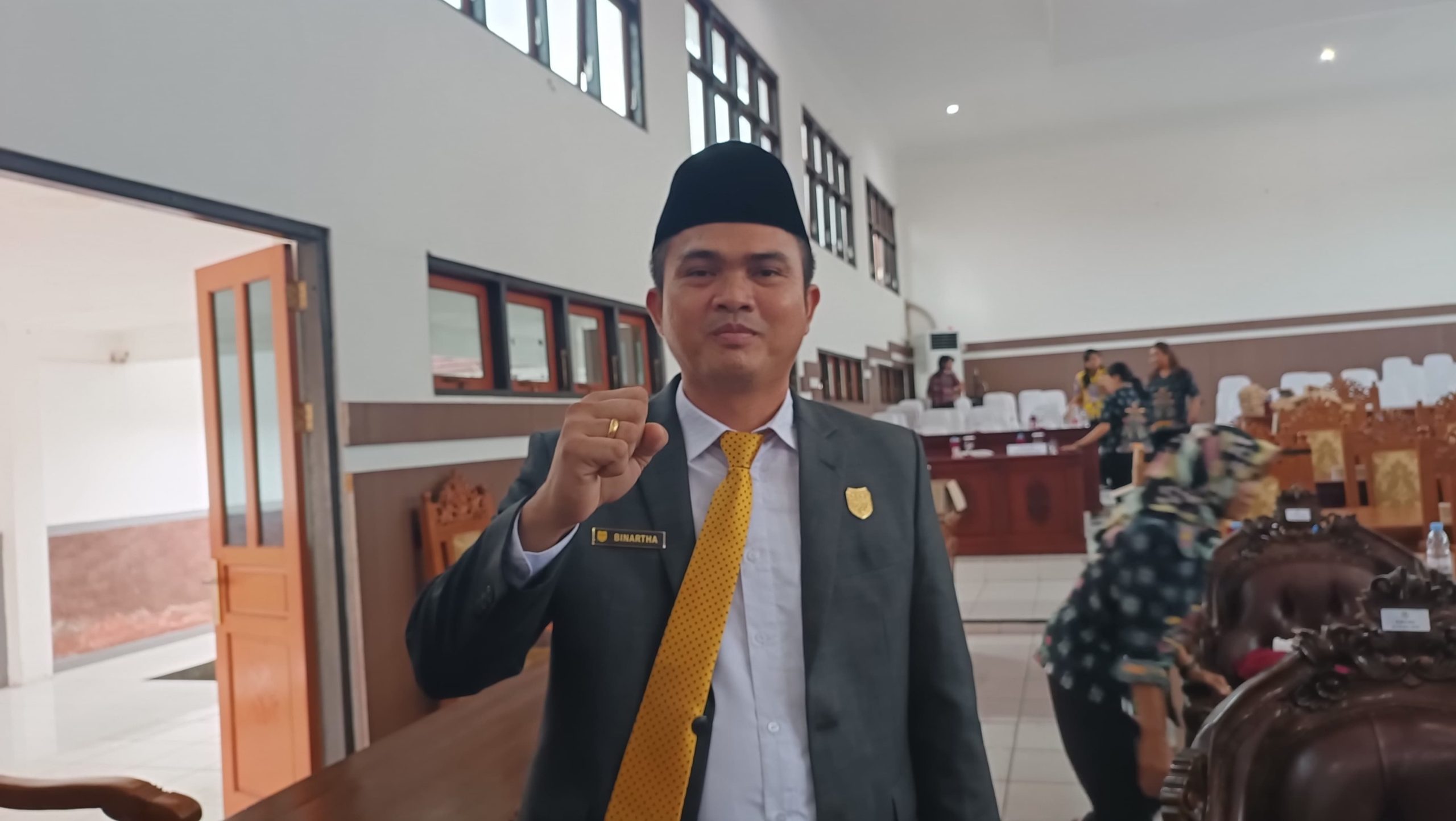 FOTO : Ketua DPRD Kabupaten Gunung Mas Binartha