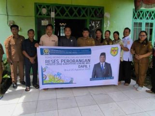 BERSAMA : Anggota DPRD Kabupaten Gumas Hermanto (lima dari kiri) bersama warga, usai pelaksanaan reses perorangan di Desa Tumbang Manyangan, Kecamatan Kurun, pekan lalu.