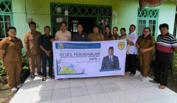 BERSAMA : Anggota DPRD Kabupaten Gumas Hermanto (lima dari kiri) bersama warga, usai pelaksanaan reses perorangan di Desa Tumbang Manyangan, Kecamatan Kurun, pekan lalu.