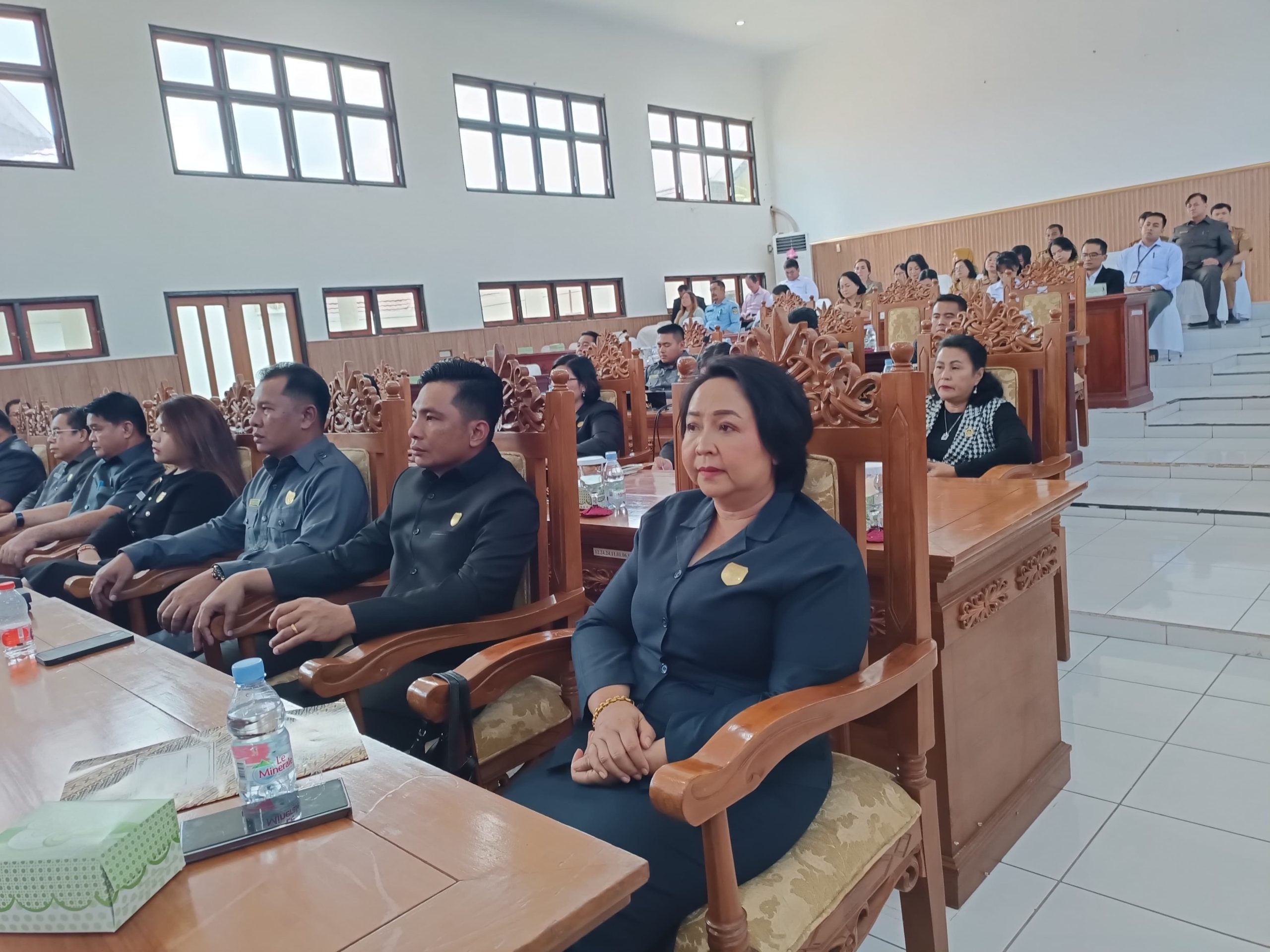 PARIPURNA : Anggota DPRD Kabupaten Gumas Iceu Purnamasari (ujung kanan) saat mengikuti rapat paripurna DPRD setempat, pekan lalu.