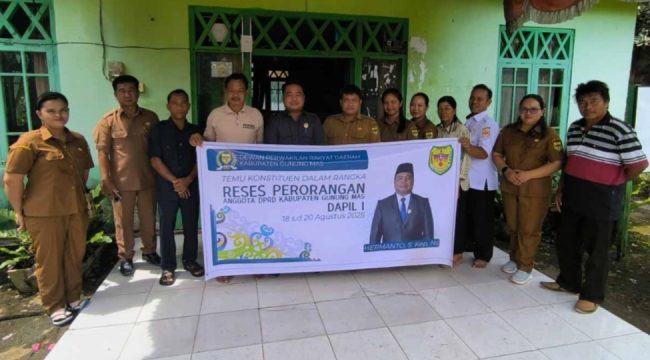 BERSAMA : Anggota DPRD Kabupaten Gumas Hermanto (lima dari kiri) bersama warga, usai pelaksanaan reses perorangan di Desa Tumbang Manyangan, Kecamatan Kurun, pekan lalu.