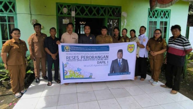 
					BERSAMA : Anggota DPRD Kabupaten Gumas Hermanto (lima dari kiri) bersama warga, usai pelaksanaan reses perorangan di Desa Tumbang Manyangan, Kecamatan Kurun, pekan lalu.
