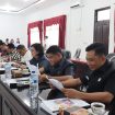 RAPAT : Anggota DPRD Kabupaten Gumas Yulius Agau (dua dari kanan) ketika mengikuti rapat di ruang rapat komisi DPRD setempat, belum lama ini.
