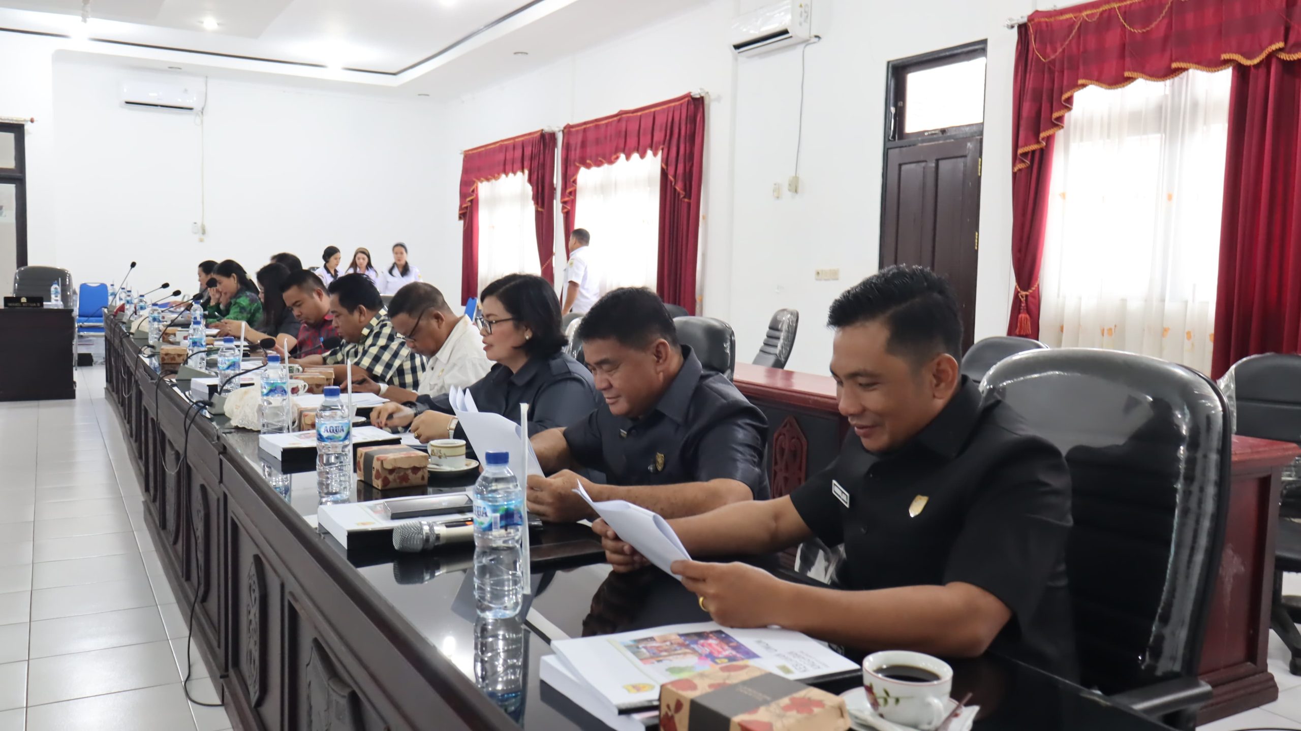 RAPAT : Anggota DPRD Kabupaten Gumas Yulius Agau (dua dari kanan) ketika mengikuti rapat di ruang rapat komisi DPRD setempat, belum lama ini.