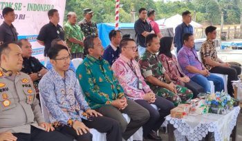 HADIRI : Sekda Gumas Richard (empat dari kiri) dan forkopimda, ketika menghadiri kegiatan gerakan pangan murah, di Taman Kota Kuala Kurun, Sabtu, 30 Agustus 2025