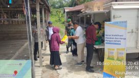 FOTO : TNI saat hadir pada pelaksanaan gerakan pangan murah di Kecamatan Kamipang.