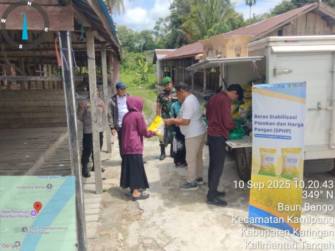 
					FOTO : TNI saat hadir pada pelaksanaan gerakan pangan murah di Kecamatan Kamipang.