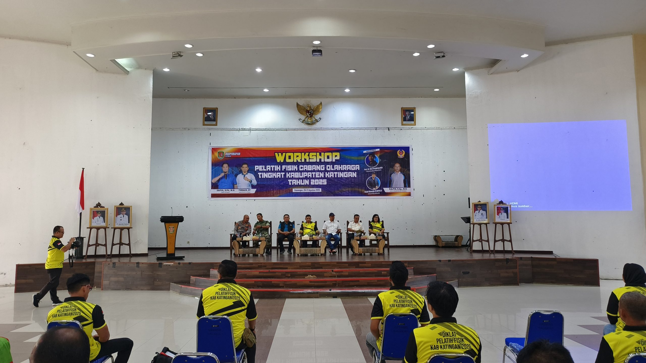 FOTO : Suasana pembukaan Workshop Pelatihan Fisik Cabang Olahraga di Gedung Salawah Kasongan.