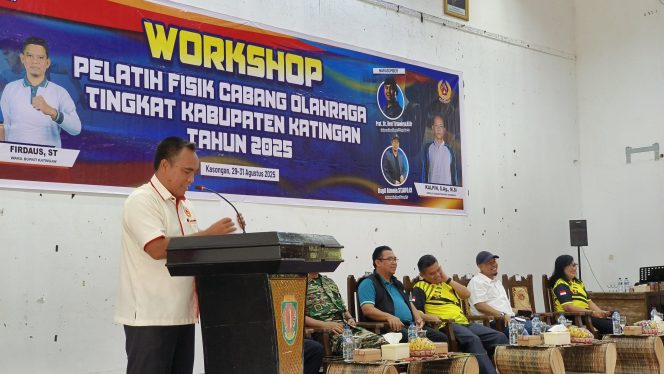 
					FOTO : Sekretaris Umum KONI Kabupaten Katingan Budiman L. Gaol, saat hadiri pembukaan kegiatan pelatihan.