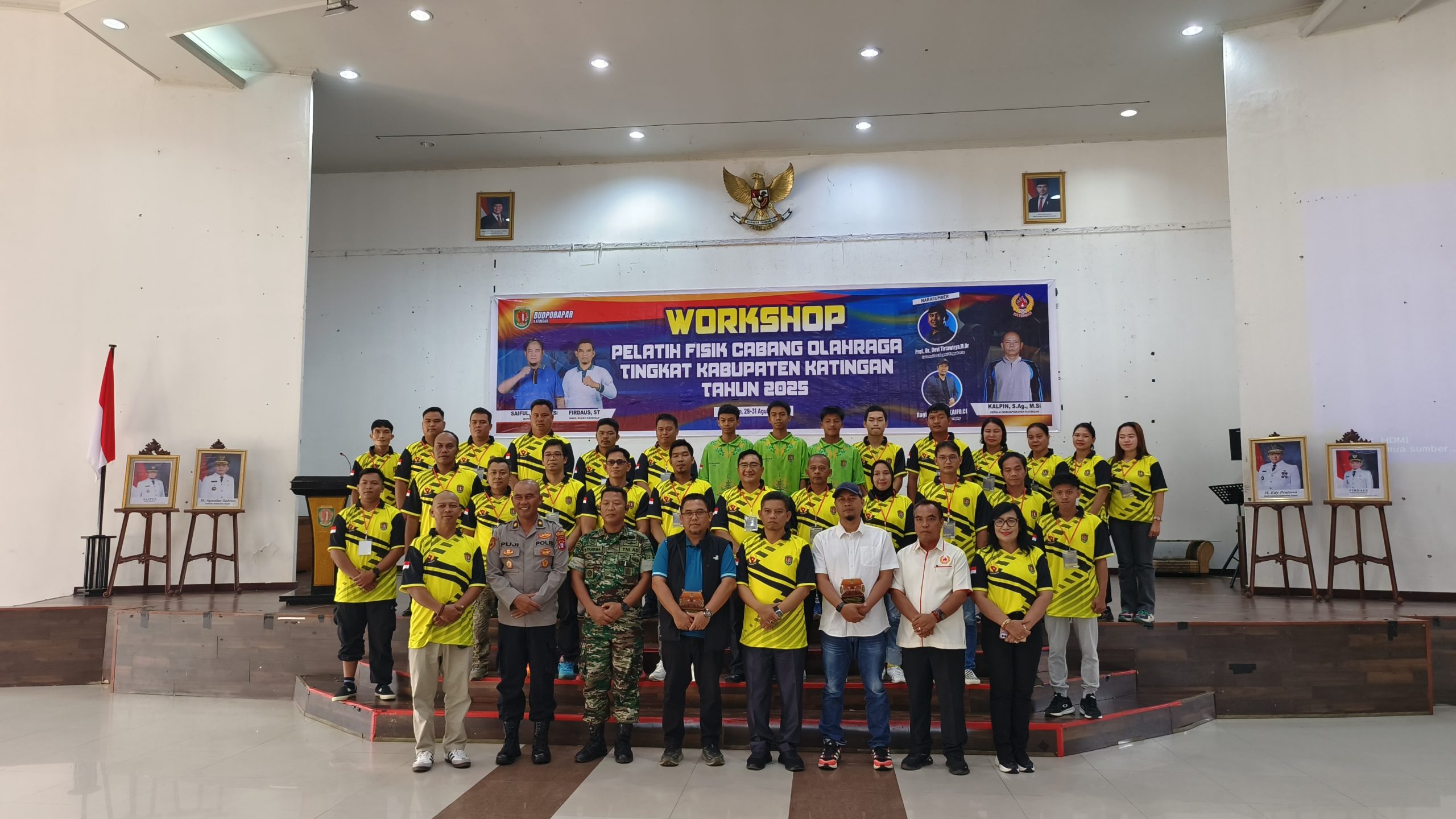 FOTO : Wabup Firdaus, foto bersama dengan jajaran dan peserta usai secara resmi membuka kegiatan.