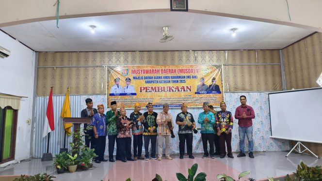
					FOTO : Asisten I Setda Kabupaten Katingan, George Heplin Edward Doddy, mewakili Bupati Katingan Saiful, membuka secara resmi Musda V MD-AHK.