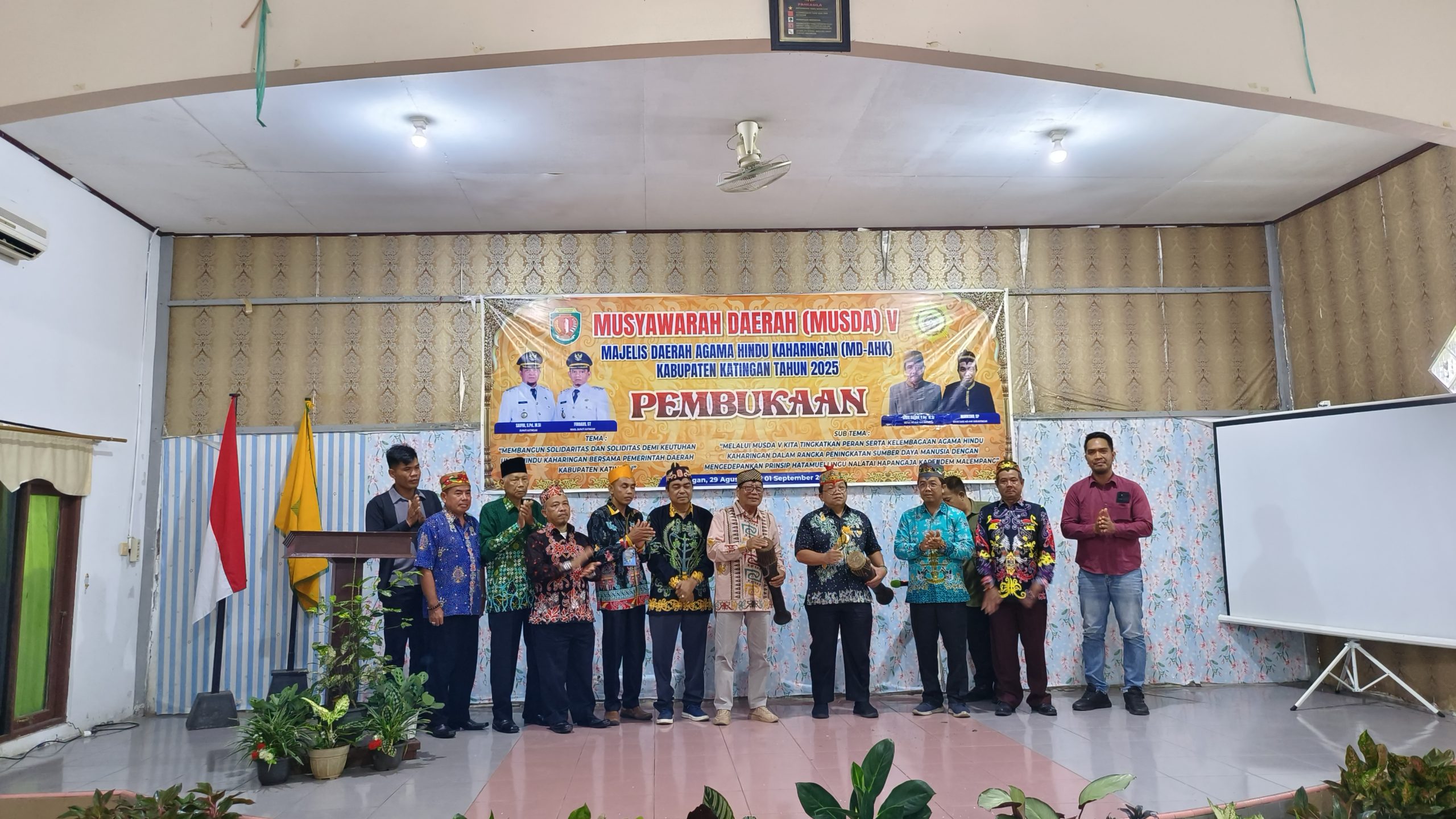 FOTO : Asisten I Setda Kabupaten Katingan, George Heplin Edward Doddy, mewakili Bupati Katingan Saiful, membuka secara resmi Musda V MD-AHK.