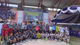 FOTO : Asisten I Setda Katingan saat hadiri penyerahan piala dan uang pembinaan kepada klub sepak bola. 