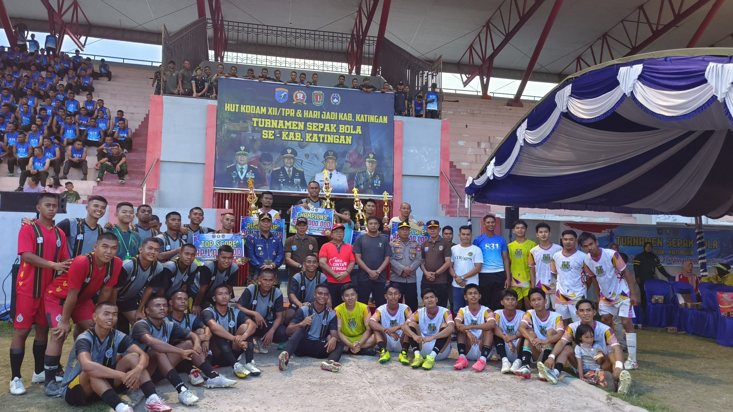FOTO : Asisten I Setda Katingan saat hadiri penyerahan piala dan uang pembinaan kepada klub sepak bola. 