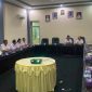 FOTO : Suasana pertemuan Tim Inspektorat Provinsi Kalteng bersama Tim Replikasi Katingan saat melaksanakan Monev.