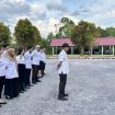 FOTO : Wakil Bupati Katingan Firdaus, saat
memimpin Apel Sore di halaman Kantor BKPSDM setempat.