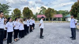 FOTO : Wakil Bupati Katingan Firdaus, saat
memimpin Apel Sore di halaman Kantor BKPSDM setempat.