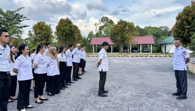 
					FOTO : Wakil Bupati Katingan Firdaus, saat
memimpin Apel Sore di halaman Kantor BKPSDM setempat.