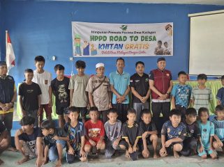 FOTO : Suasana foto bersama Ketua HPPD bersama kepala desa, orang tua tua peserta sunatan massal.
