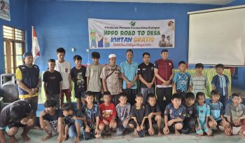 FOTO : Suasana foto bersama Ketua HPPD bersama kepala desa, orang tua tua peserta sunatan massal.
