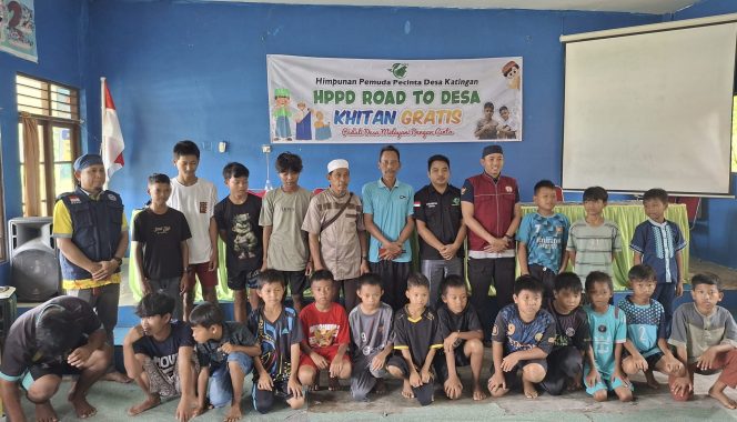 
					FOTO : Suasana foto bersama Ketua HPPD bersama kepala desa, orang tua tua peserta sunatan massal.

