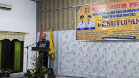 FOTO : Wabup Katingan Firdaus, menyampaikan pidato pada penutupan Musda MDAHK di aula losmen citra katingan.