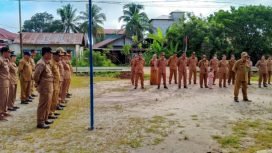 FOTO : Mannuel Aldyan, Lurah Kasongan Baru saat pimpin apel pagi di halaman Kantor Camat Katingan Hilir.
