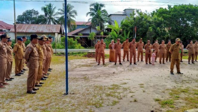 
					FOTO : Mannuel Aldyan, Lurah Kasongan Baru saat pimpin apel pagi di halaman Kantor Camat Katingan Hilir.
