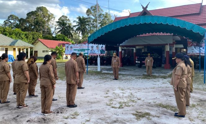 
					FOTO : Camat Katingan Hilir, Dony Merianto, saat menjadi pembina apel sore.