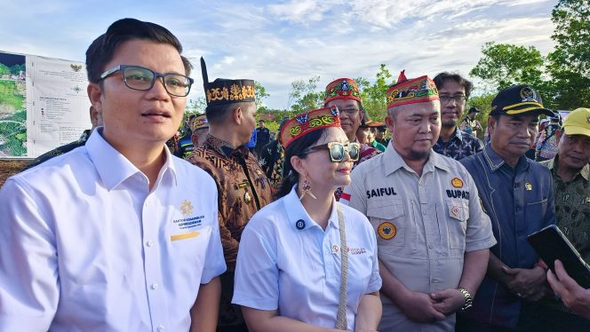 
					FOTO : Wamen Prof. Stella Christie, saat melakukan peninjauan empat lokasi pilihan pembangunan sekolah unggulan garuda.