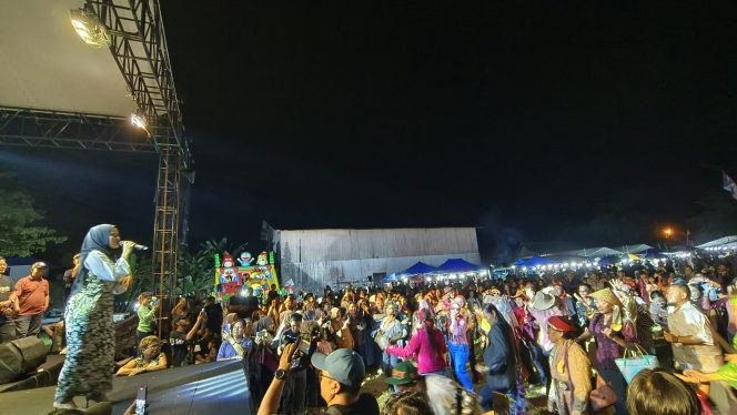
					FOTO : Suasana Hiburan dengan lomba Cosplay Jadoel di Kota Kasongan.